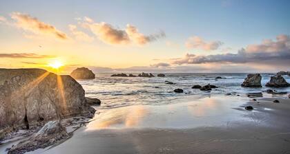 Spacious Bandon Getaway - 2 Blocks to Ocean!