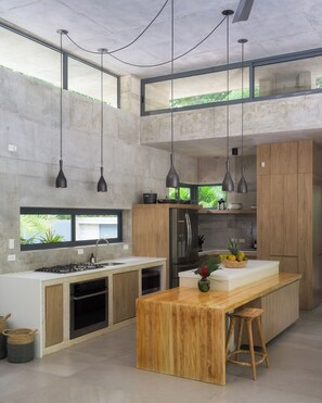 Fridge, microwave, oven, stovetop - Casa Taman, Best location with direct access to the beach by Elite Beach Villas (Cobano)