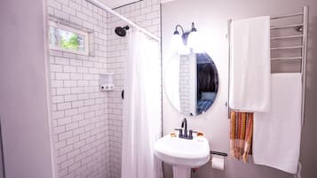 Douche, sĂšche-cheveux, serviettes fournies, savon