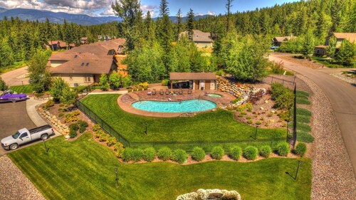 Peaceful, 3bed/3ba Townhome - Private Hot Tub! National Forest access.