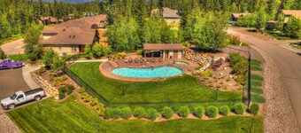 Peaceful, 3bed/3ba Townhome - Private Hot Tub! National Forest access.