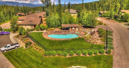 Peaceful, 3bed/3ba Townhome - Private Hot Tub! National Forest access.