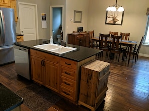 Dining - Peaceful, 3bed/3ba Townhome - Private Hot Tub! National Forest access. (Columbia Falls)