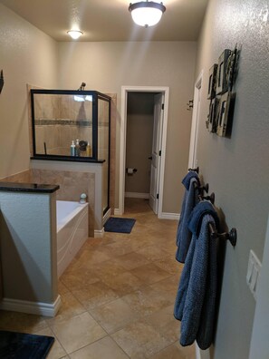 Combined shower/tub, eco-friendly toiletries, towels, soap