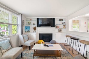 Televisión, chimenea y oficina 