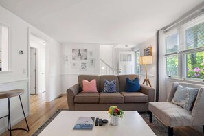 Televisión, chimenea y oficina 