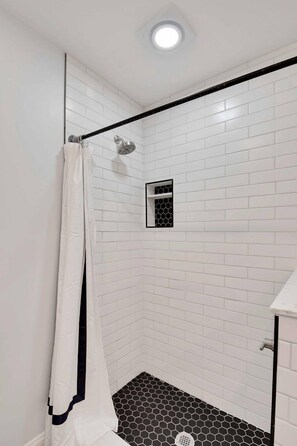 Dusche, Haartrockner, Handtücher, Toilettenpapier