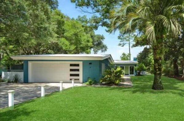 Exterior - Sandpiper Hideaway- Lovely home with pool and just steps away from the beach (Jekyll Island)