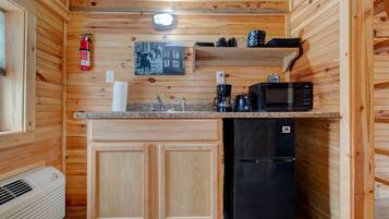 Refrigerador, microondas, cafetera y tetera y tostadora
