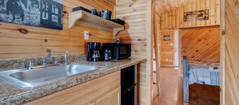 Whispering Pine Cabin Unit 2 RRG • PET FRIENDLY