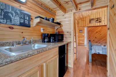 Whispering Pine Cabin Unit 2 RRG • PET FRIENDLY