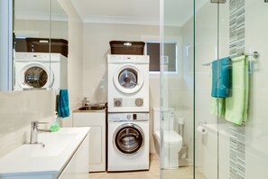 Dusche, Haartrockner, Handtücher, Seife