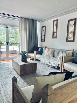 Smart TV, fireplace - Secluded Villa with Lush Gardens, Spa & Fireplace (Mount Dandenong)