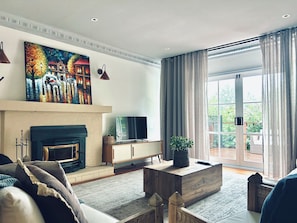 Smart TV, fireplace - Mountain Villa with Spa and Lush Gardens (Mount Dandenong)