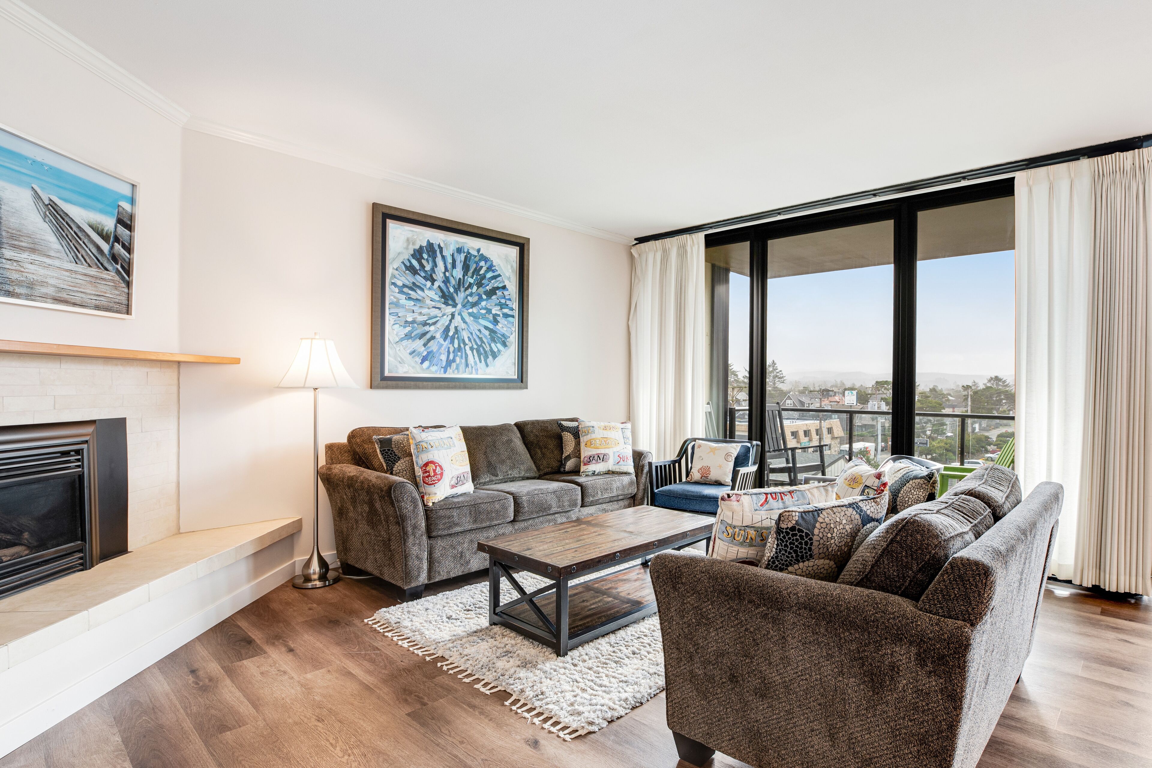 Condo in beachfront complex with ocean view, balcony & fireplace - dog-friendly