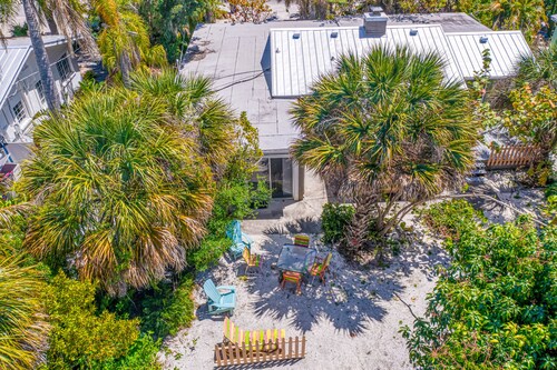 Ground-floor duplex with fast WiFi, central AC & grill