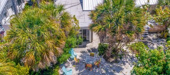 Ground-floor duplex with fast WiFi, central AC & grill