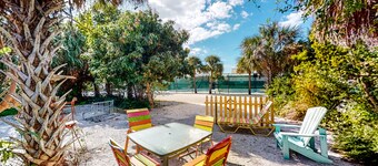 Ground-floor duplex with fast WiFi, central AC & grill