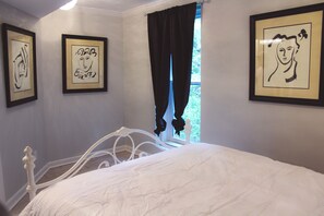 2 bedrooms, desk, free WiFi, bed sheets