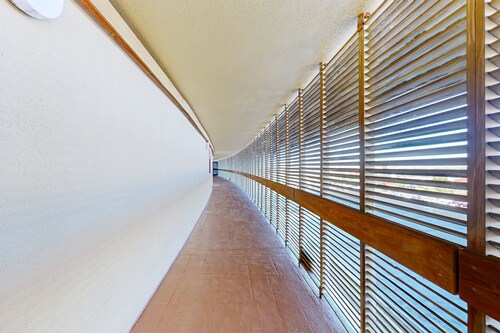 Well-Equipped Oceanfront Home w/WiFi, Shared Hot Tub & Pool, W/D + 2 Balconies