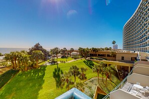 Outdoor dining - Well-Equipped Oceanfront Home w/WiFi, Shared Hot Tub & Pool, W/D + 2 Balconies (Galveston)
