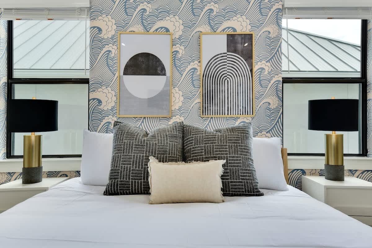 5 bedrooms, iron/ironing board, WiFi (free), bed sheets