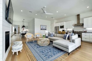 Smart TV, fireplace - Pool, Kingsland Lake House + 50% Off 4th Night (Kingsland)