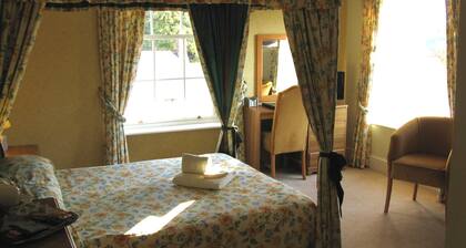 House - Sleeps 6 & paid off site parking available