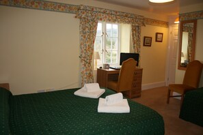 3 bedrooms, iron/ironing board, WiFi, bed sheets - House - Sleeps 6 & paid off site parking available (Minehead)