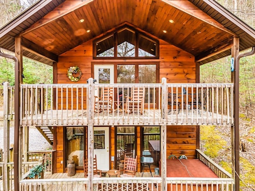 NEW! Snuggle Bear Cabin in the Heart of the Smokies!