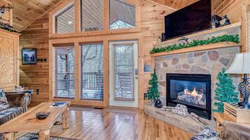 Een smart-tv, een open haard en videogames