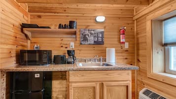 Refrigerador, microondas, cafetera y tetera y tostadora