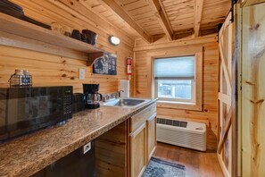 Een koelkast, een magnetron, een koffiezetapparaat/waterkoker