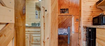  Hikers Gem• Handcrafted Cabin in RRG • Pet Friendly• Fire Pit