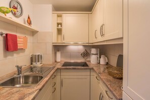 Réfrigérateur, micro-ondes, plaque de cuisson, lave-vaisselle