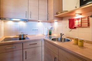 Kjøleskap, mikrobølgeovn, kokeplater og oppvaskmaskin