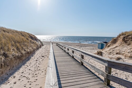 "Schau-ins-Land Fewo Wenningstedt" near the Beach with Wi-Fi