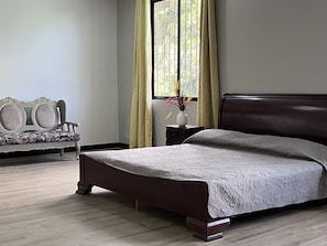 3 bedrooms, desk, free WiFi, bed sheets