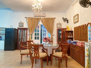Premium Villa | Makan dalam bilik