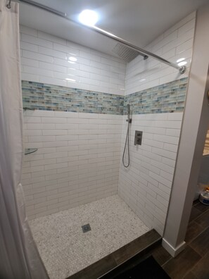 Shower, jetted bath, hair dryer, towels - Bella Vista - Waterfront Getaway, Kayaks, fishing & Close to Topsail Beaches! (Sneads Ferry)