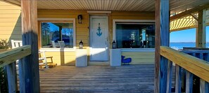 Terrace/patio - Bella Vista - Waterfront Getaway, Kayaks, fishing & Close to Topsail Beaches! (Sneads Ferry)