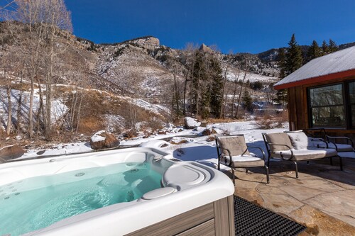 Minturn River Cabin with Hot Tub and NEW Air Conditioning