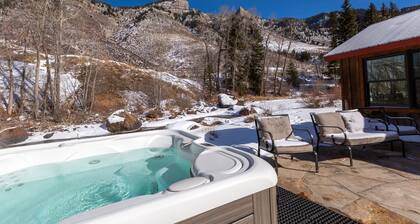 Minturn River Cabin with Hot Tub and NEW Air Conditioning