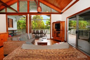 Smart TV, books - Serenity - Eco friendly, pet friendly beach house with pool (Sunshine Coast)