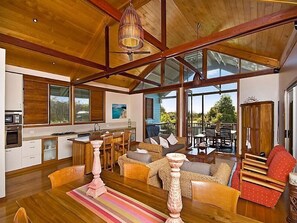Smart TV, books - Serenity - Eco friendly, pet friendly beach house with pool (Sunshine Coast)