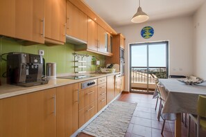 Fridge, microwave, oven, stovetop - Apartment "Meia Praia Beach" with Sea View, Pool, Wi-Fi, Balcony & Garden (Lagos)