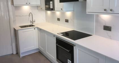 Newly refurbished, modern apartment in Hathersage, with parking
