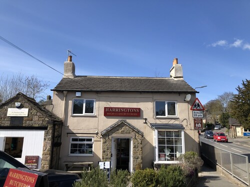 Newly refurbished, modern apartment in Hathersage, with parking