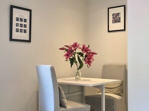 Unclassified image, 4 of 30, button - Newly refurbished, modern apartment in Hathersage, with parking (Hathersage)