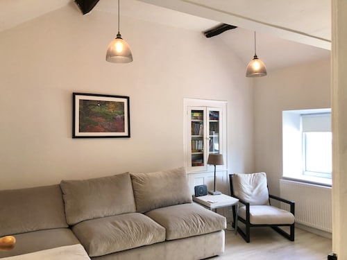 Newly refurbished, modern apartment in Hathersage, with parking